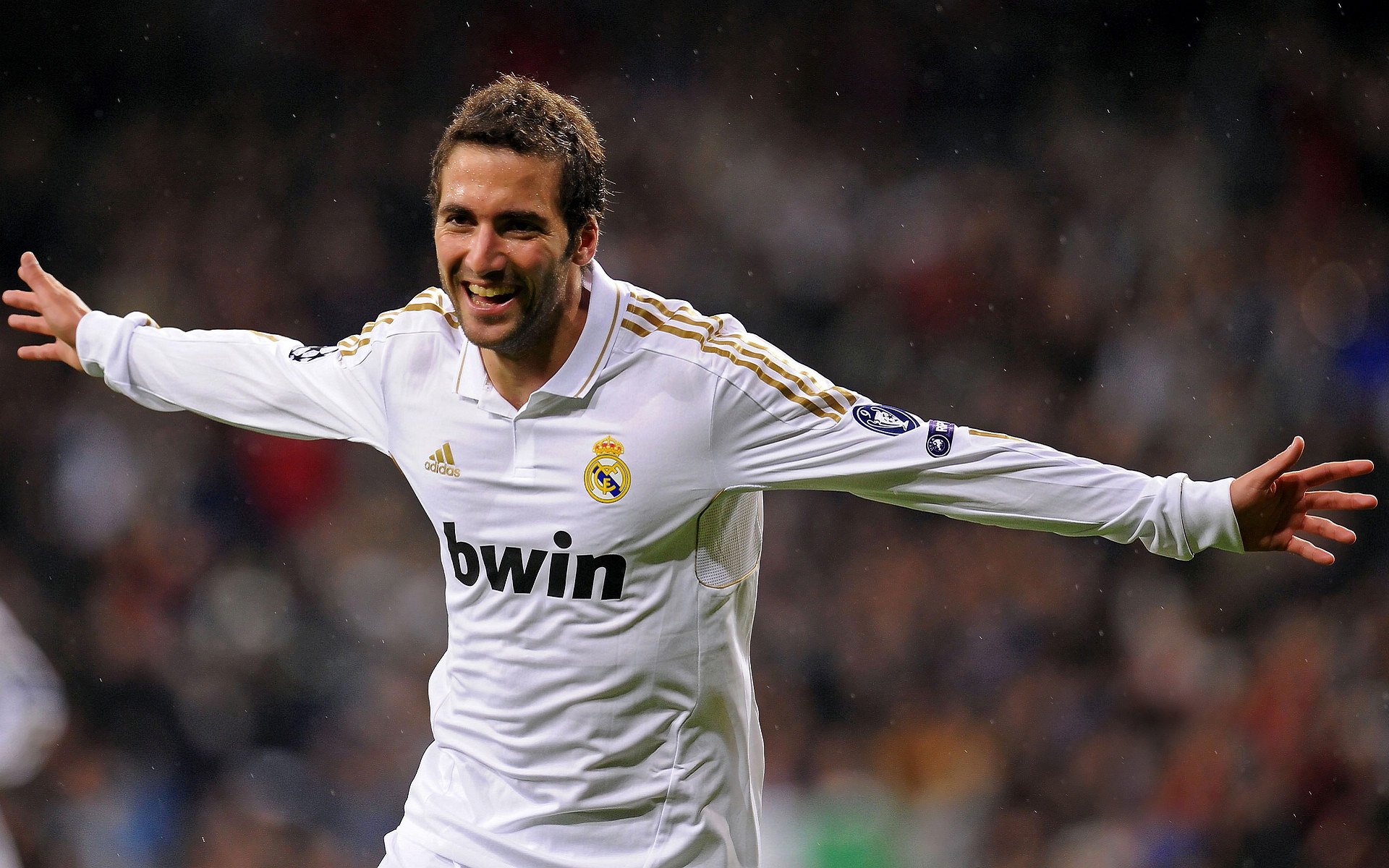 戈麦斯彻底打爆防线，巴黎力克波兰，欧冠赛场再显王者风范