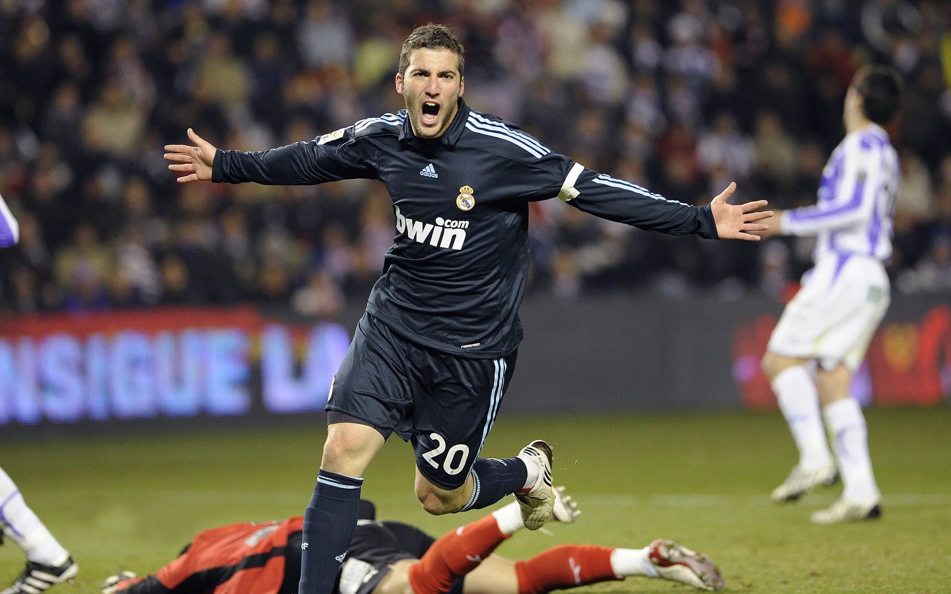 开云体育中国官网-梅赛德斯完胜索伯车队，勒克莱尔关键制胜，策略与勇气的完美结合